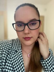 Lilly Shade - Pitypang Kiadó